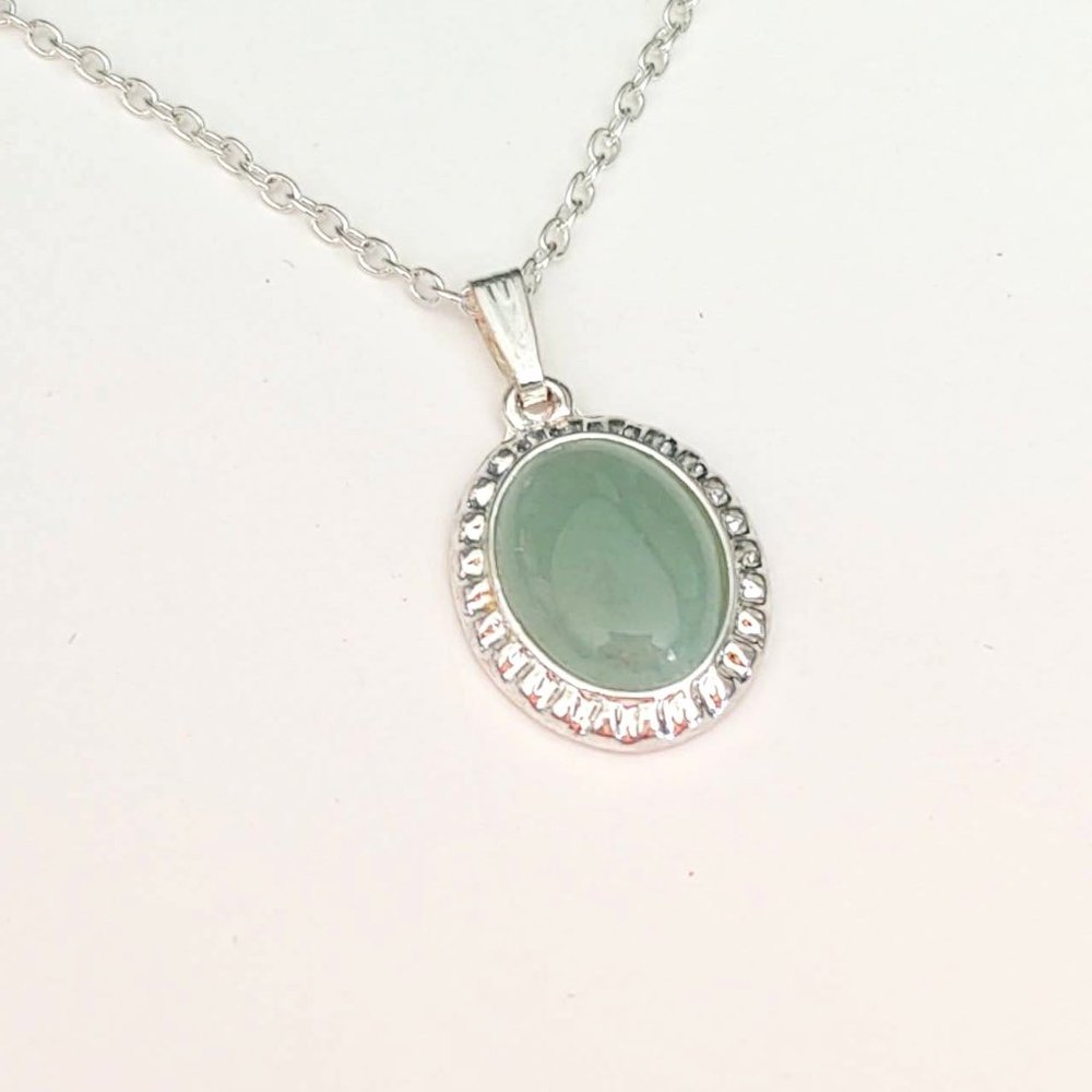 Silver necklace with pale green stone pendant - Picture 8 of 10